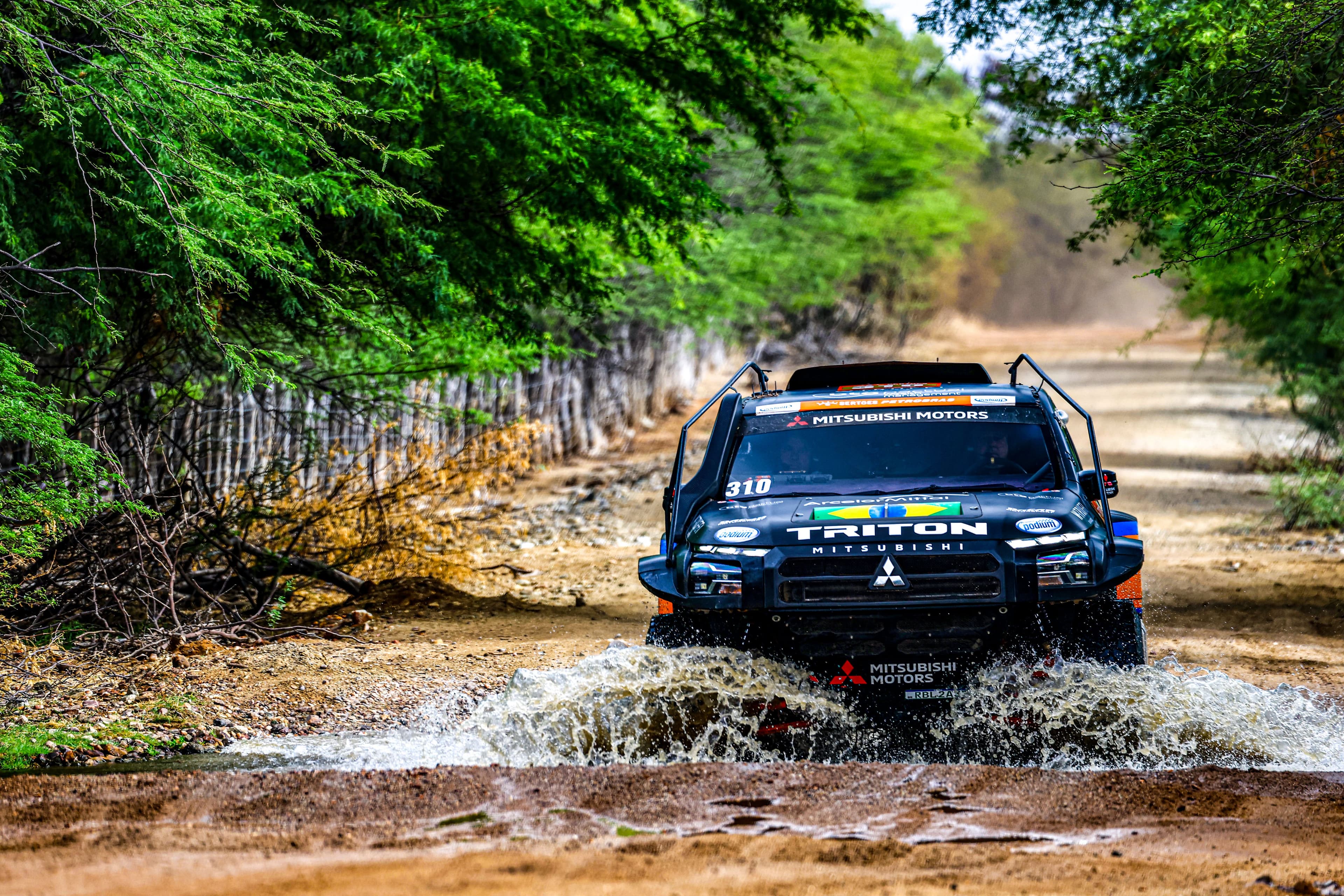 Mitsubishi Triton Ultimate Racing vence especial mais dura do Sertões 2025